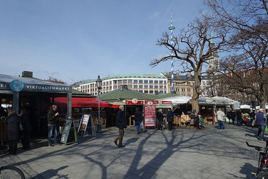 Viktualienmarkt 2016 market shoppers Munich