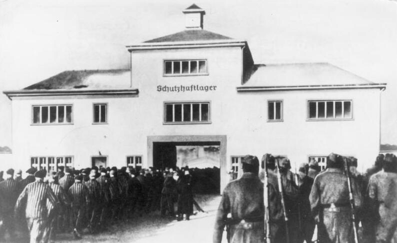 Historical photo of prisoners before the camp gate at KZ Sachsenhausen
