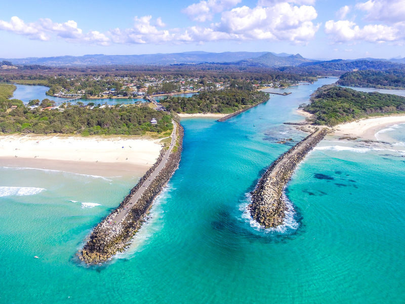 2.5 Hour Stand-Up Paddle Board Group Tour in Byron Bay - Learning to handle a paddleboard