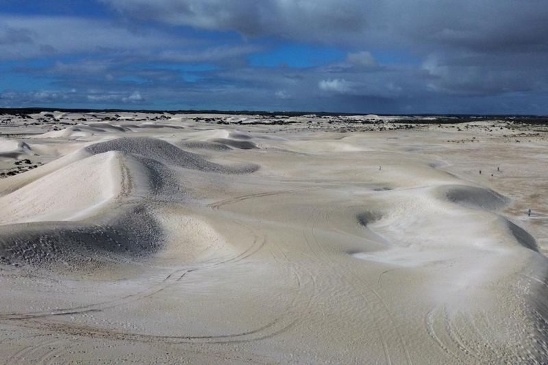 2-Day Hutt Lagoon with Chinese Guide Small Group Tour - Day one: sand dunes, a harbour stop and Geraldton