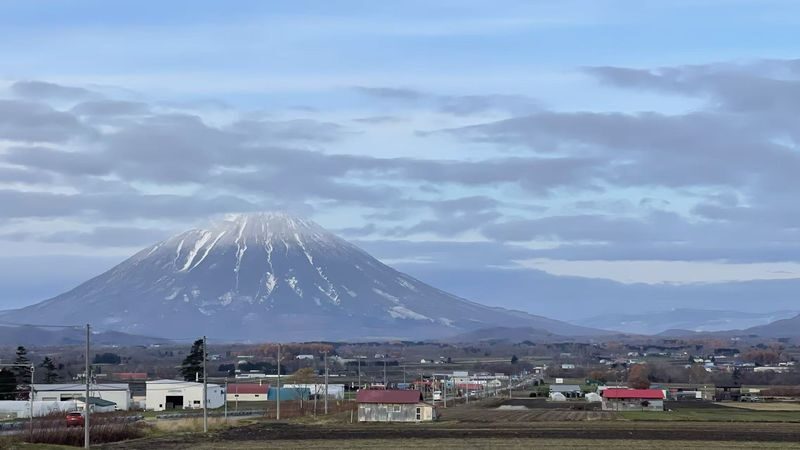 2-Day Tour from Sapporo: Lake Toya & Hakodate Popular Attractions Exploration - Day one: Lake Toya, Showa Shinzan and Hakodate