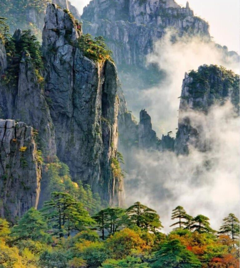 2-Day Tour of Anhui Mount Huangshan Scenic Area (Off-peak afternoon ascent + stay at the summit hotel to watch the evening glow and sunset + Guest-Greeting Pine + Bright Summit) - Summit stay: a better chance at sunset