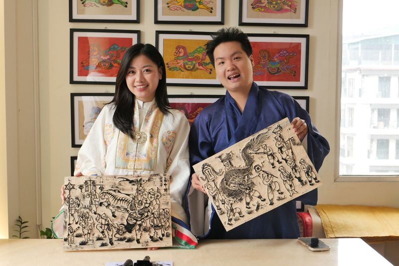 200-Year Folk Art Workshop: Craft Your Heritage Souvenir in Hanoi - Choosing paper and a design