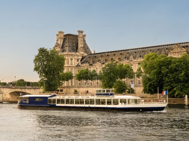 3-course Dinner Cruise on Seine River from Paris - Three courses while Paris passes by