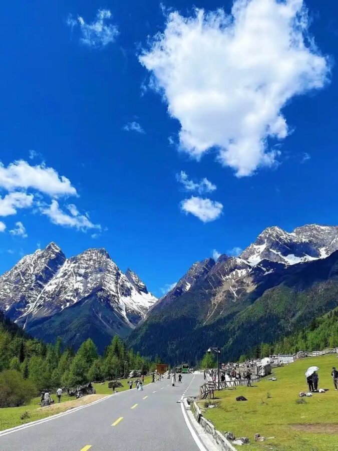 3-Day Chengdu, Jiuzhaigou & Mount Siguniang Tour - Day 2: Seven hours among Jiuzhaigou’s lakes and valleys
