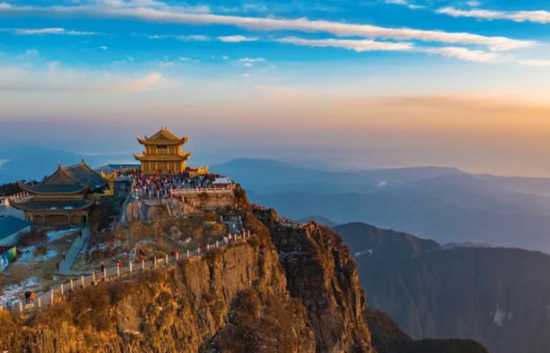 3-Day Tour of Mount Emei, Leshan & Panda Base in Sichuan - Day 2 links Baoguo Temple with Emei’s middle slopes