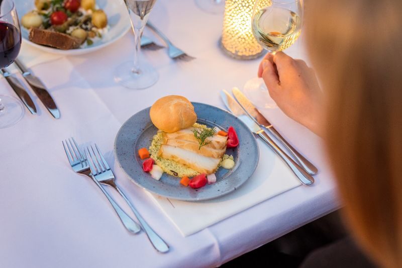 4-Course Dinner Cruise in Amsterdam - What the two hours look like