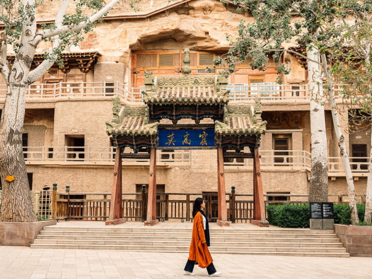 4-Day Luxury Tour of Dunhuang, Gansu (Mingsha Mountain makeup + hardcore off-road exploration of Silk Road ruins) - Day one: settle in, then head for Shazhou Night Market