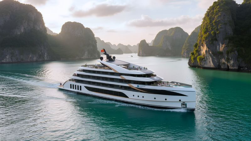 6-Star Luxury 2D1N Cruise: Ha Long Bay with Sung Sot & Ti Top - Day one: Ti Top Island and Luon Cave