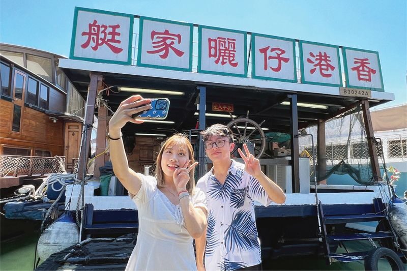 Aberdeen Fishing Village Boat Tours + Floating Museum + Boat Noodles - A sampan ride through the typhoon shelter