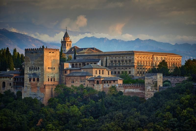 Alhambra, Nasrid Palace, and Generalife Gardens Tour in Granada - Read the Nasrid Palace beyond its decoration