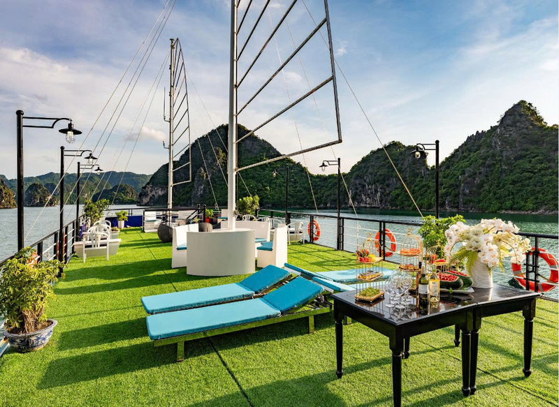 Alova Day Cruise: Ha Long Bay, Sung Sot Cave & Ti Top Island - Sung Sot Cave: a dramatic stop with stairs