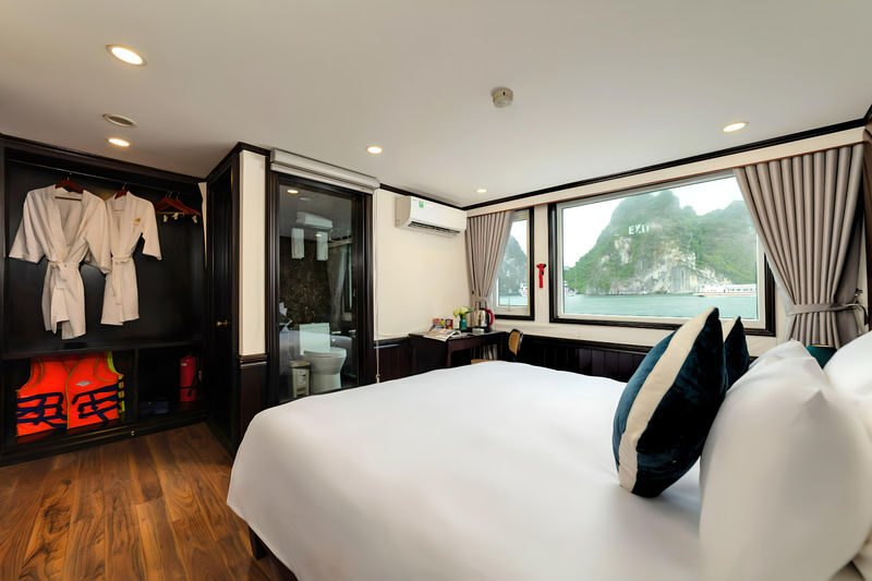 Amanda 3D2N Cruise: Ha Long Bay & Lan Ha Bay Tour - Day one: Ti Top Island and Sung Sot Cave