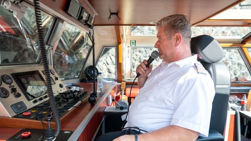 Amsterdam Evening Canal Cruise with Snackbox - What the small-group format means
