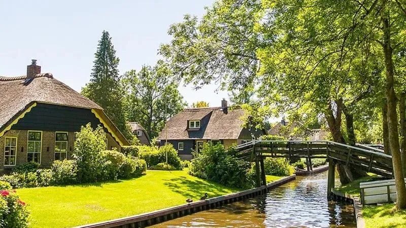Amsterdam Giethoorn Full-Day Guided Tour - A full day without arranging the transfers yourself