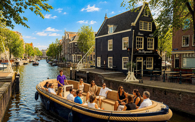 Amsterdam Luxury Cruise Tour with Cocktail Option - Reading the route from the Seven Bridges to the Golden Bend