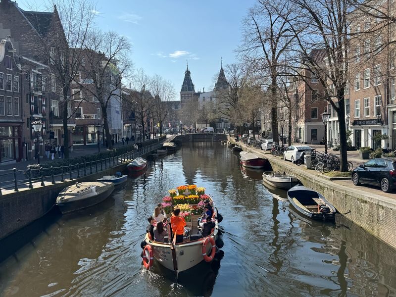 Amsterdam: Premium Tulip Boat Canal Tour - One hour on Amsterdam’s waterways