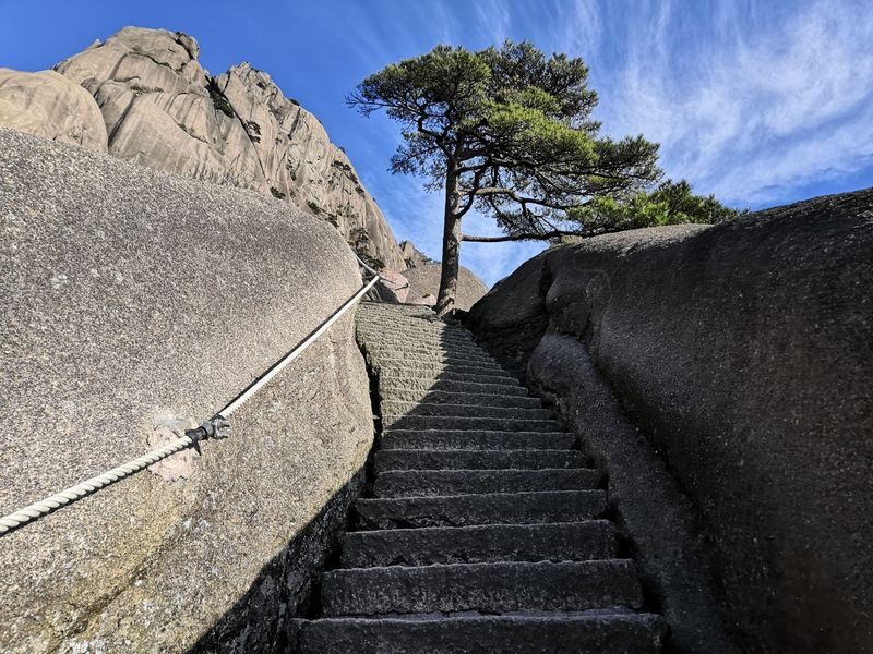Anhui Huangshan + Hongcun 3-Day Tour - Huangshan’s peaks demand an early start