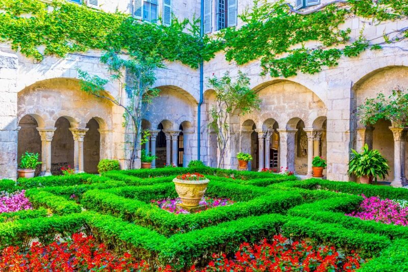 Arles, St Remy & Les Baux Village Day Tour from Aix en Provence - Saint-Rémy: a village pause and Van Gogh connection
