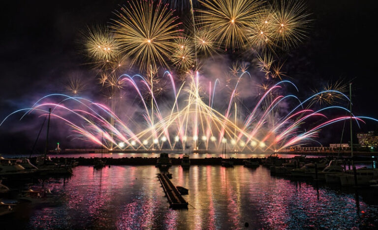 Atami Fireworks Festival Day Trip: Hakone Cruise/ Mt. Omuro Ropeway/ Kamakura Enoden (Multiple Routes Available, Departure from Tokyo) - The Kamakura route: a train, a photo stop, and Enoshima