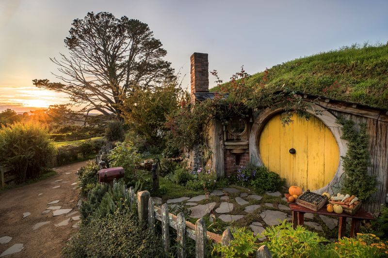 Auckland to Rotorua: Hobbiton Movie Set Tour with Buffet Lunch - Hobbiton, where film craft meets farmland