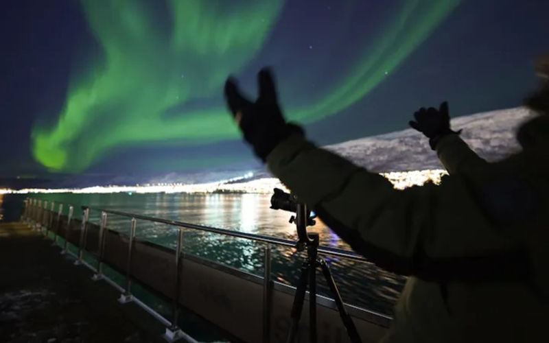 Aurora Dinner Cruise from Tromso - Leaving the harbor beside Skarven Kro