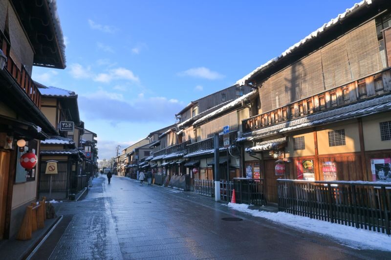 Authentic Kyoto Gion Tour with Traditional Cuisine and Maiko Show - A guided stroll through Gion, not a promise of a private street