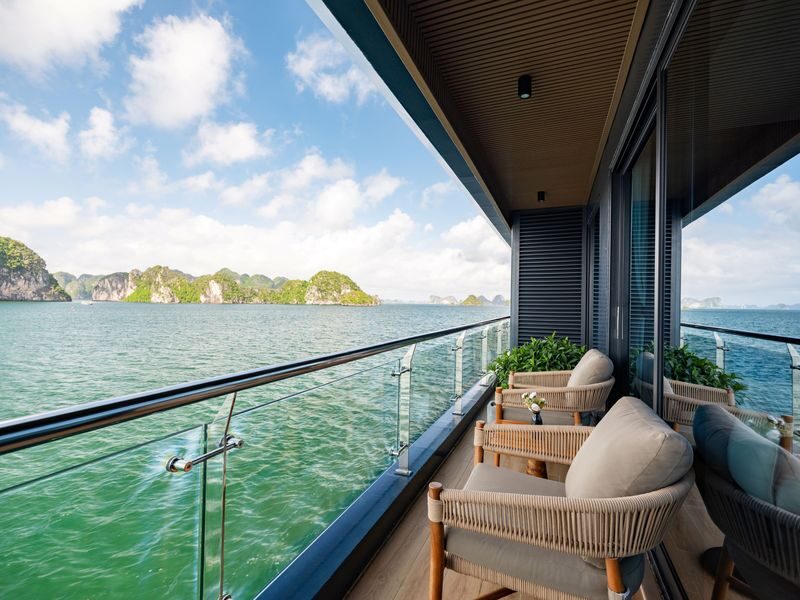 Azura 3D2N Luxury Cruise: Ha Long Bay & Lan Ha Bay Tour - Day two: Viet Hai Village and Ba Trai Dao
