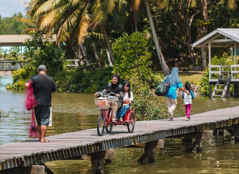 Bandar Seri Begawan Half-Day Exploration - Crossing the river and walking among stilt houses