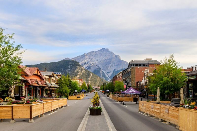 Banff Lake Louise and Moraine Lake Full-Day Tour with Canyon Hike - Moraine Lake: a second lake, a different stop