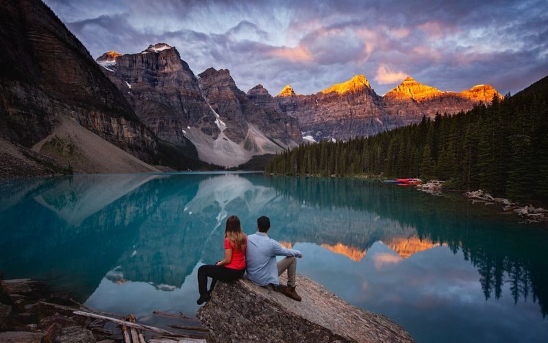 Banff National Park Full-Day Emerald Lake & Johnston Canyon Tour - Emerald Lake rewards an unhurried look