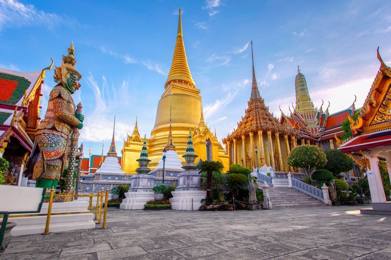 Bangkok Temple Tour: Grand Palace, Emerald Buddha, Wat Pho, Wat Arun - Wat Pho and the lunch pause