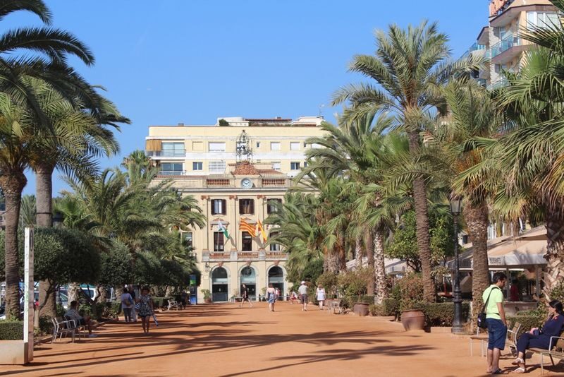 Barcelona Costa Brava Full-Day Villages Tour - Tossa de Mar: seaside lunch and a layered past