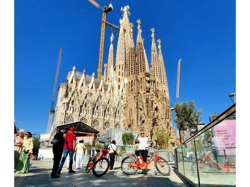 Barcelona Top 20 Bike & E-Bike Tour with Local Guide - From Ciutadella Park to the city’s grand avenues
