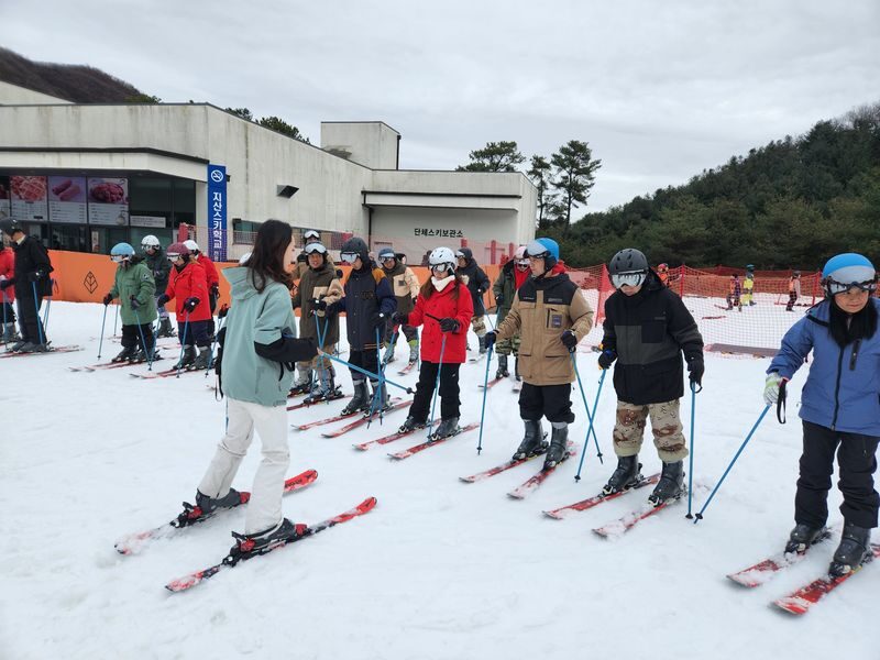 Beginner Ski Day Tour from Seoul: Jisan Ski Resort (Closest Resort) - Getting settled at Jisan Forest Resort