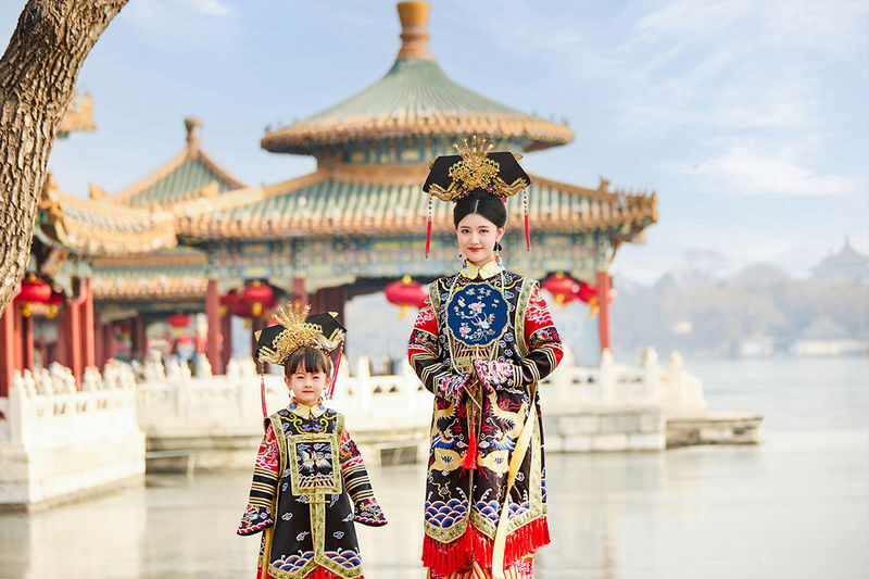 Beijing Beihai Park Ancient Costume Hanfu Travel Photography (Ancient Costume Hanfu + Makeup & Accessories/Photography/Multiple Packages Available) - Wearing the costume in Beihai Park