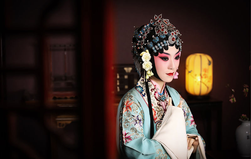 Beijing: Liyuan Theatre Peking Opera - Before the curtain: tea, tables and makeup