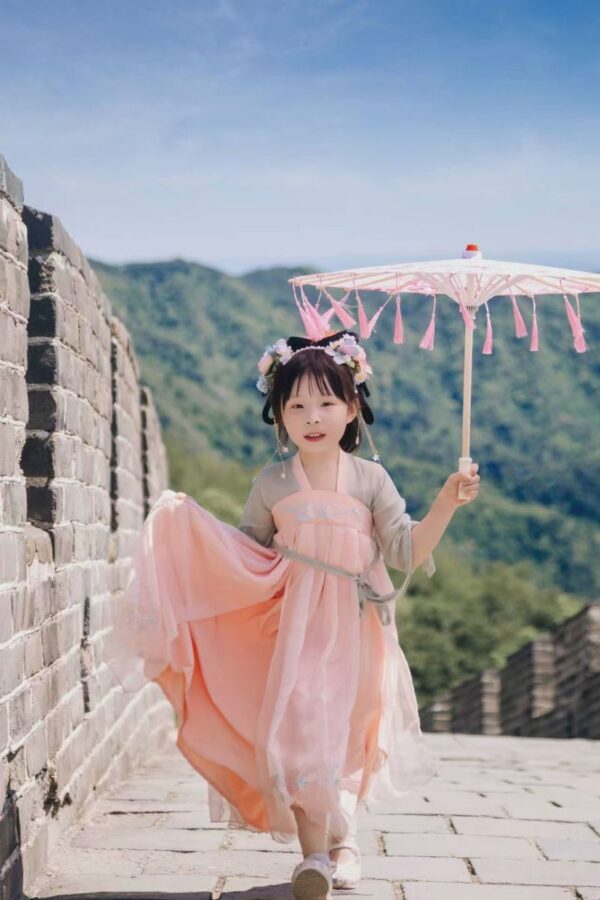 Beijing Mutianyu Great Wall Hanfu Rental & Travel Photography - Makeup and pose guidance can make the session easier