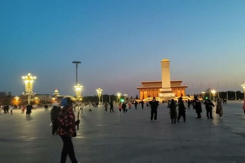 Beijing Night Citywalk: Tiananmen Square + Qianmen Street + Dashilar + Houhai + Nanluoguxiang + Gulou Night Tour (English-speaking guide can be upgraded to a private small group tour) - Dashilar and the old commercial quarter