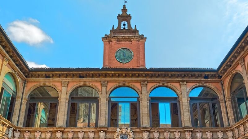 Bologna city center walking tour - Piazza Maggiore and San Petronio
