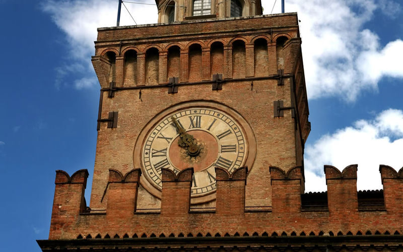 Bologna Clock Tower and Municipal Art Collections tour with tasting - Art in the former rooms of cardinal legates