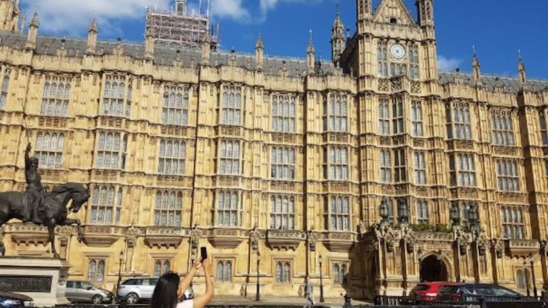 British Royalty Walking Tour - Whitehall, Horse Guards and the Changing of the Guard