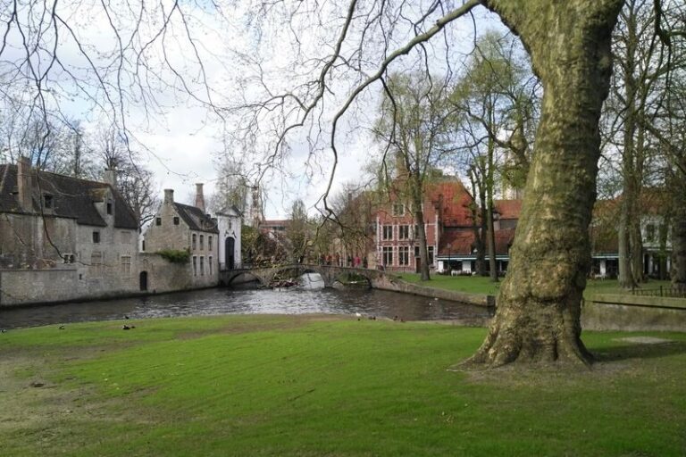 Bruges Day Tour from Amsterdam - First steps in Bruges: the central square