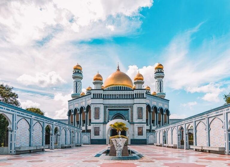 Brunei Half Day City Tour in Bandar Seri Begawan - Brunei Arts and Handicraft Centre: a change of pace