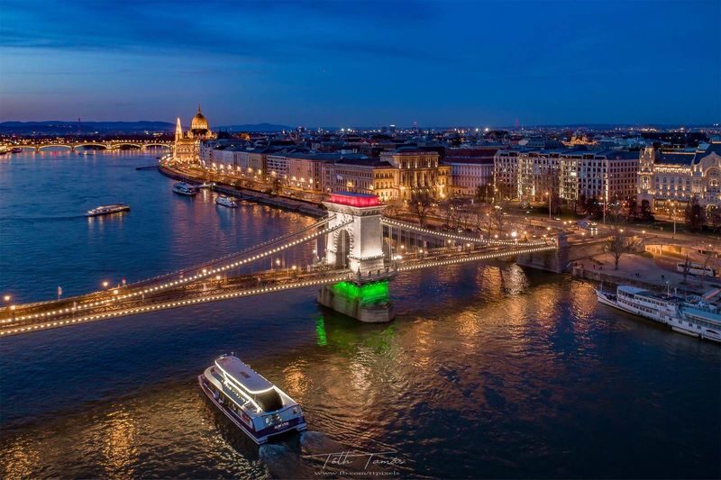 Budapest Dinner Cruise with Folklore & Operetta Show - What the river views add to the evening