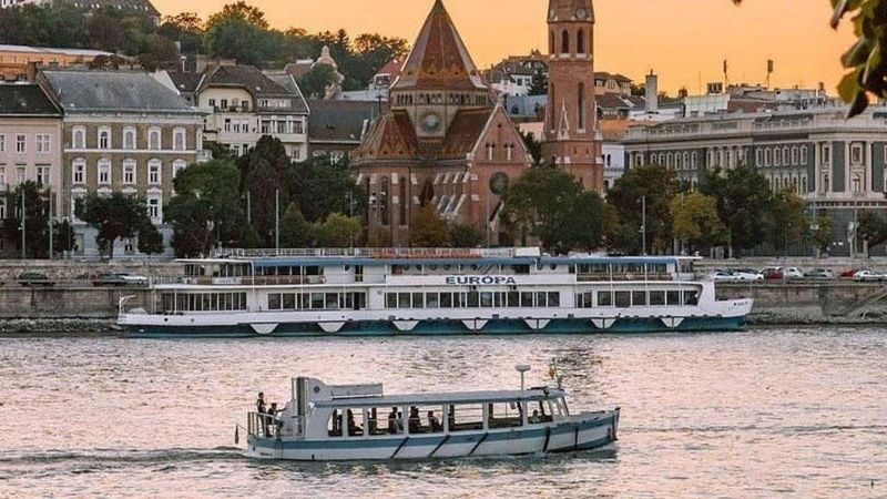 Budapest Evening Cruise with Welcome Drink - One hour, without a guide or fixed seats