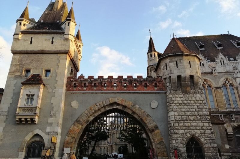 Budapest Haunting Stories Exploration Game and Trip - Heroes’ Square is the natural place to begin
