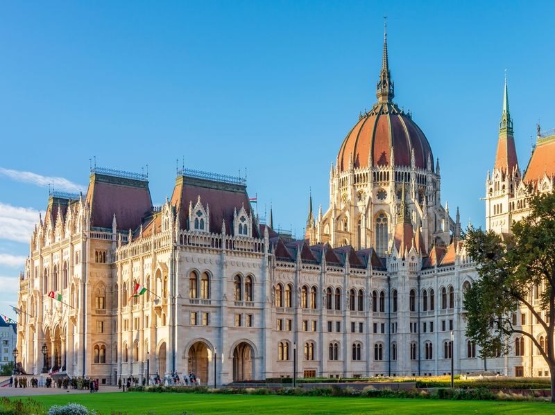 Budapest Iconic Sights & Riverside Stroll Tour - Chain Bridge links the river views