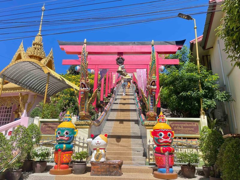 Buffalo Village, Celestial Town, Fortune Cat Temple & Market (myProG - Sam Chuk Market gives you time to wander