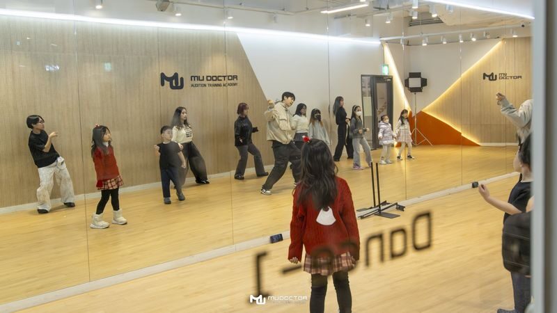 Busan K-POP Dance Class - Idol for a Day Experience - Learning choreography with idol trainers